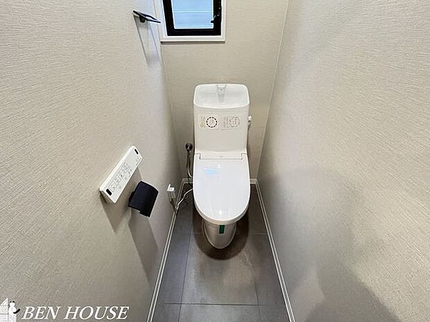 シャワートイレ（同仕様参考写真）・快適なトイレタイムに欠かせない温水洗浄便座つきトイレ。各階に設置しているので、慌ただしい時間帯も安心です。