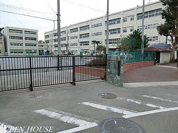 横浜市立三保小学校 徒歩10分。教育施設が近くに整った、子育て世帯も安心の住環境です。 770m