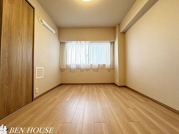 洋室・陽差しがたっぷり注ぐ、気持ちの良い洋室です。収納豊富な居室は余分な家具を置く必要がなく、お部屋を広くお使いいただけます。