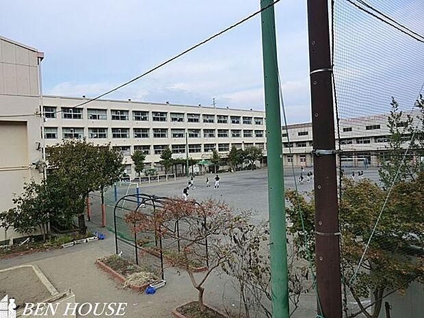 横浜市立坂本小学校 徒歩3分。教育施設が近くに整った、子育て世帯も安心の住環境です。 240m