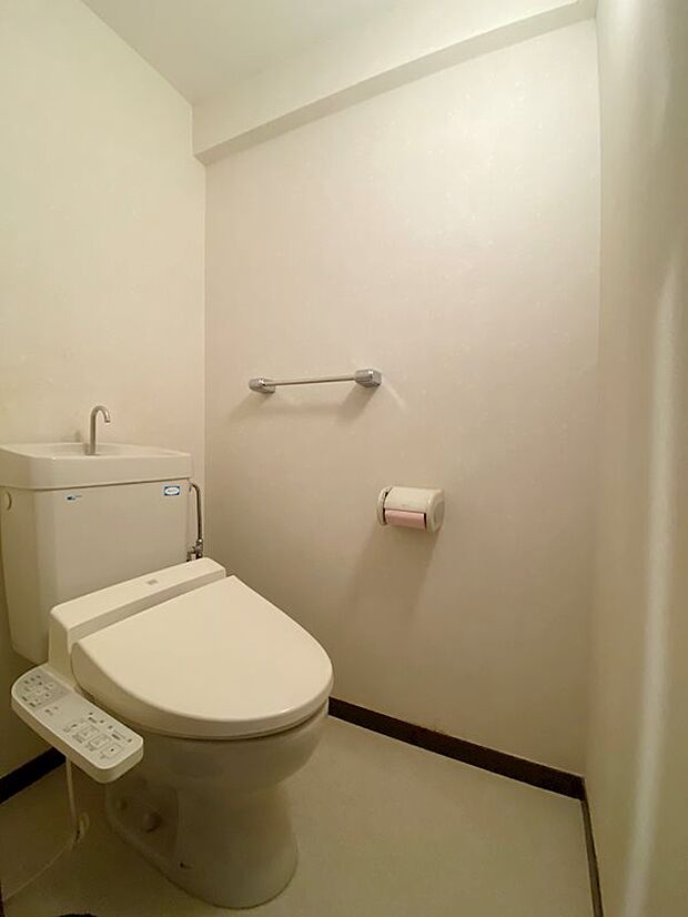 トイレは温水洗浄機能付き。交換のお見積りも承ります。