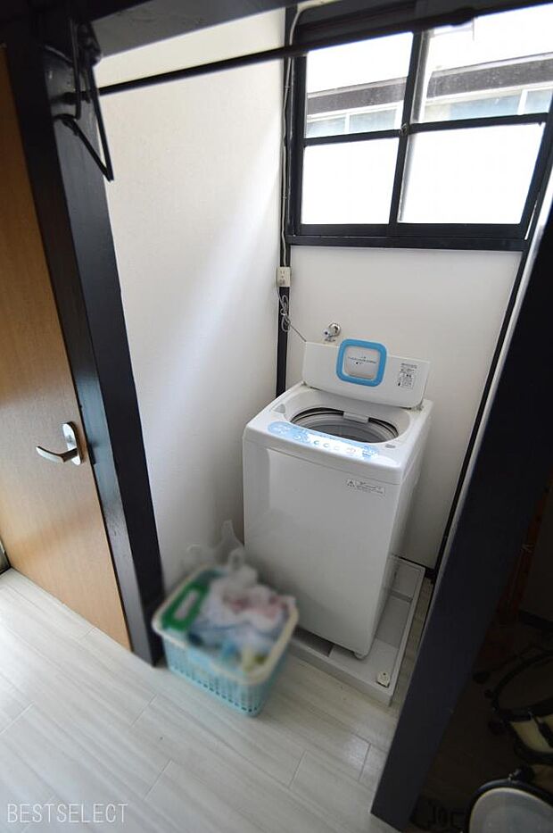 2階に洗濯機置場が設けられ，お洗濯の動線がコンパクト