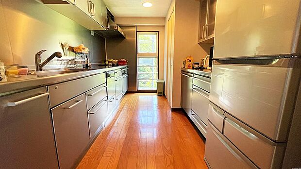 キッチンはリフォームがされシルバーで統一感があり、窓もついており明るくなっております。