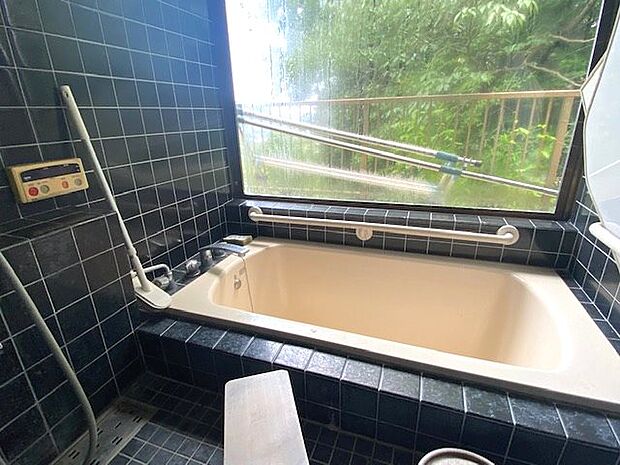 【浴室】大きな窓から緑につつまれて温泉を楽しめます