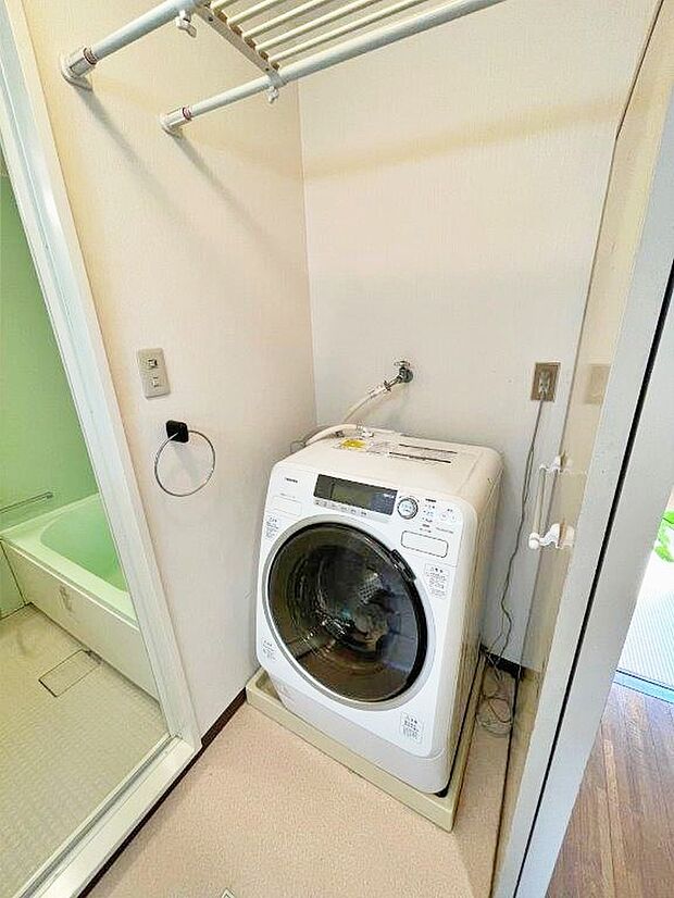 台風の影響や盗難の心配を考えると室内洗濯機置き場は必　須　です。　