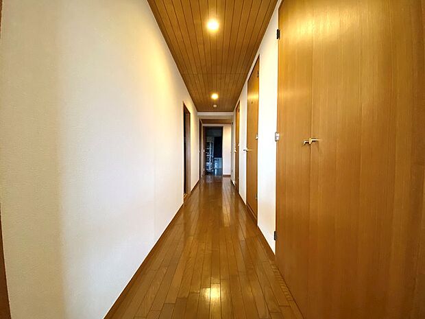 【廊下】白とウッド調でまとめられた廊下は統一感がありマンションのこだわりを感じられます。