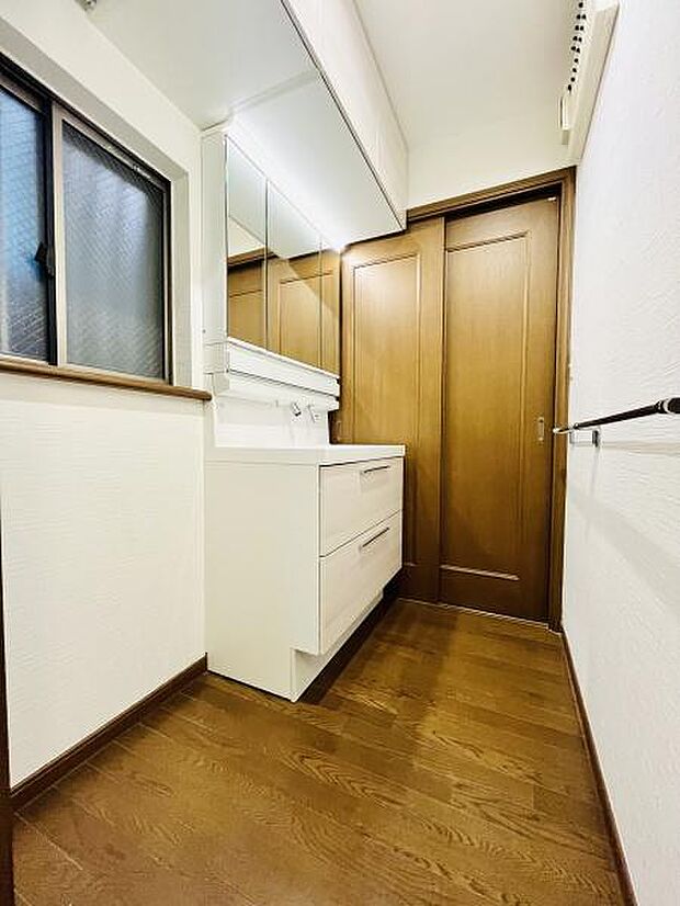 洗面室には洗濯機置き場とリネン収納スペース。
