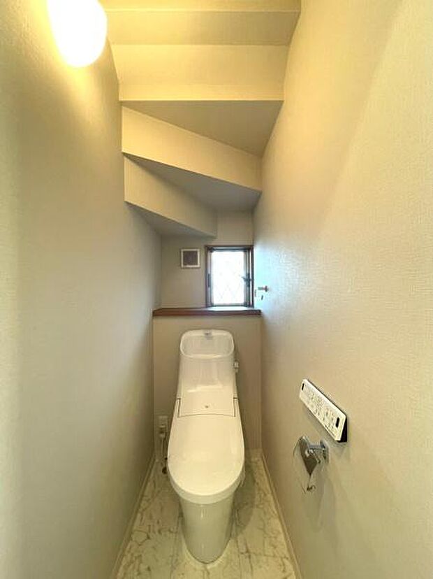 シンプルなデザインのトイレ。