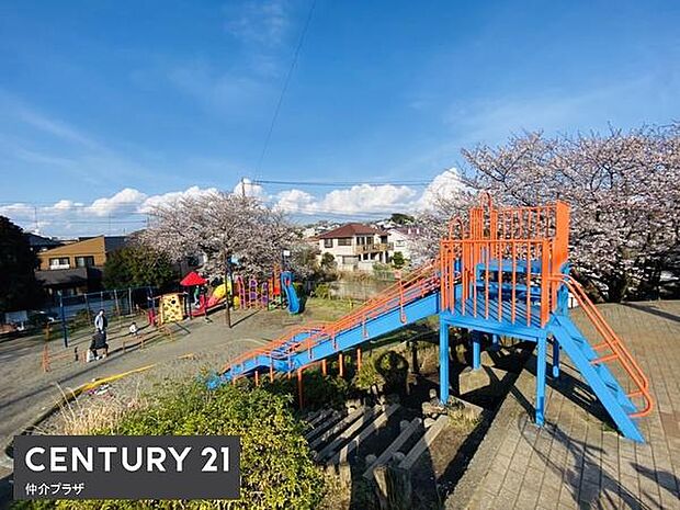 大鋸丸山公園まで282m、長〜いすべり台が魅力的！カラフル遊具に木の遊具があります。幼児から小学生まで楽しめる公園です。