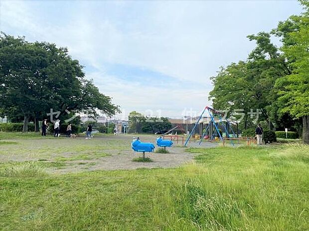 十二天公園まで716m、滑り台や鉄棒・グランドもあり人気の公園です。JR東海道線の直ぐ側にあり、電車好きの子ども達に嬉しい公園です