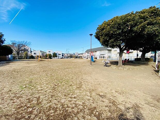 上西原公園まで1260m、藤沢市の住宅街にある公園です。