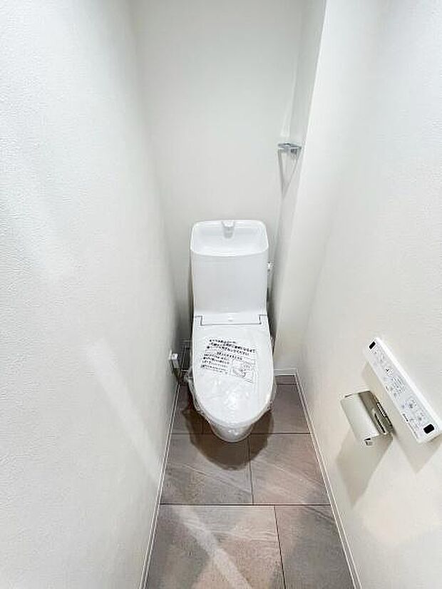 シンプルで落ち着きのあるトイレ。