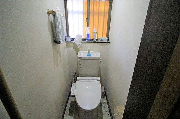 1階のトイレです。使いやすいデザインのものになっており、お手入れも簡単そうですね！明るい日差しも差し込みます！