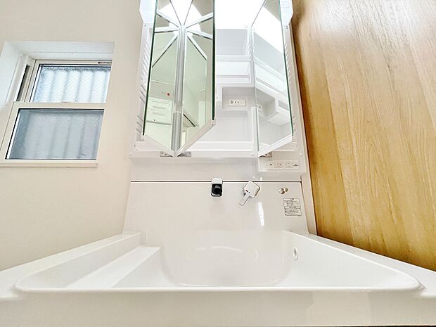 湿気がこもりやすい洗面所には窓があり換気がしっかり行えます。