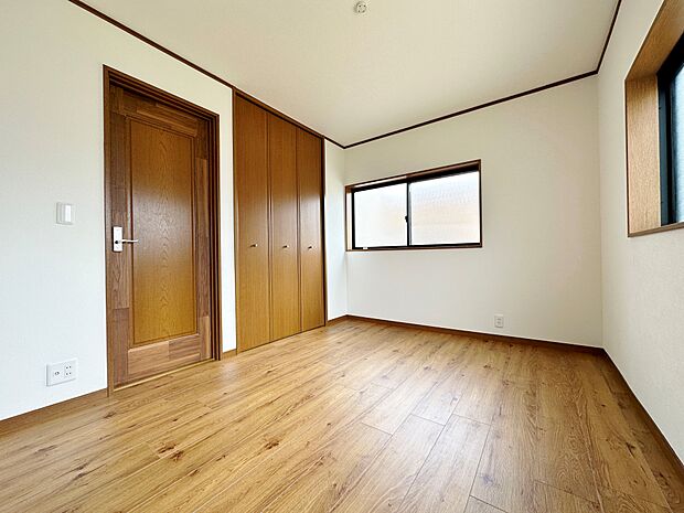 全居室6帖、各部屋に収納スペースを確保しております。