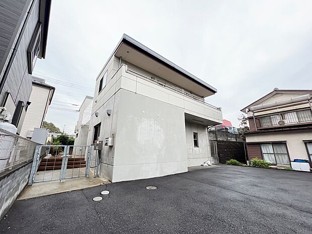 岩槻駅徒歩22分の立地。ゆとりの敷地59坪、鉄筋コンクリート造のオール電化住宅。