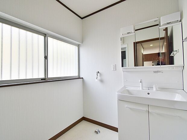 湿気がこもりやすい洗面所も窓があり換気がしっかり行えます。