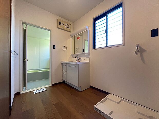 ゆとりある洗面スペースは、朝の身支度と家事の時間が重なっても安心。