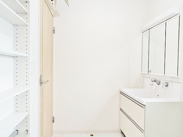 ゆとりある洗面スペースなら、朝の身支度と家事の時間が重なっても安心です。