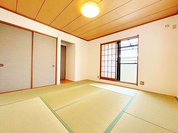 陽光が照らし出す青畳が美しい和室です。