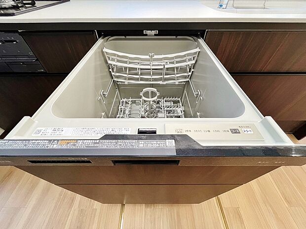 食洗機を備えたスタイリッシュなシステムキッチン。
