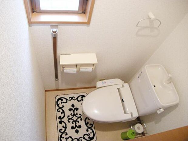 1階のトイレは温水洗浄機能付きです