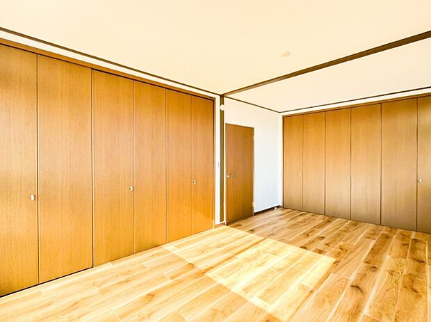 2面採光で光を集めるお部屋はゆっくりと落ち着く空間です。クローゼットもございますので、収納家具を新たに揃える準備も省け、なにより居住空間を広く使えるので快適です。