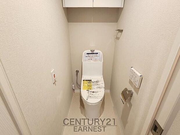 トイレはウォシュレット付き！見やすい壁付けリモコンです。