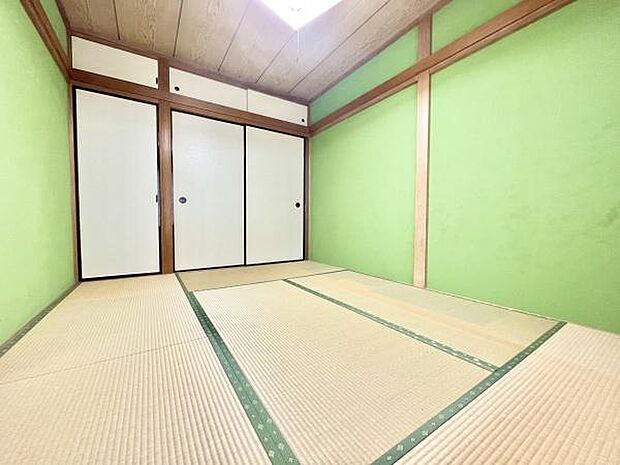 1階の和室。深緑の壁紙がアクセントになっていて、落ち着いた空間です。