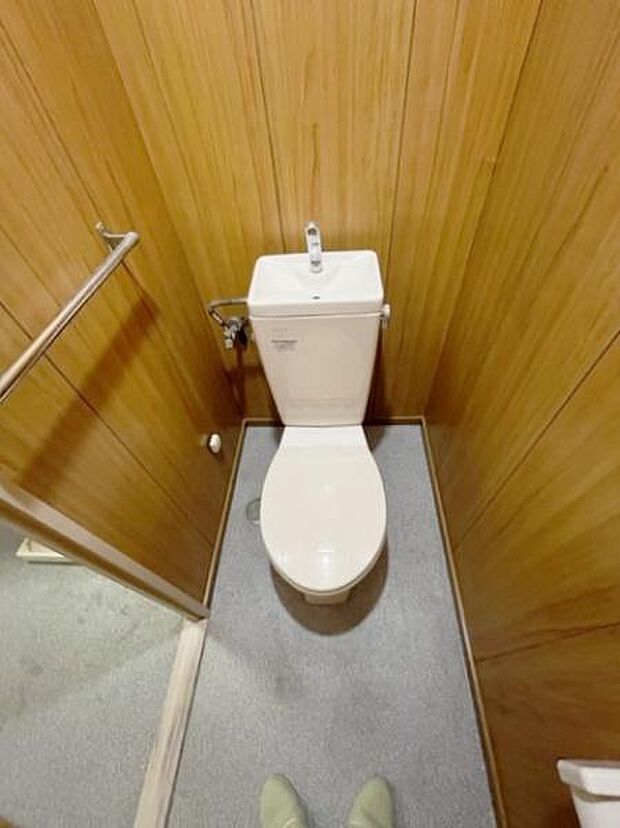 シンプルなトイレ。タオルバー付きです。
