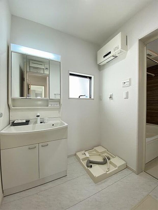 洗濯機置き場には防水パンを設置。漏水対策に。またお掃除のしやすい洗面台はハンドシャワー付きです。