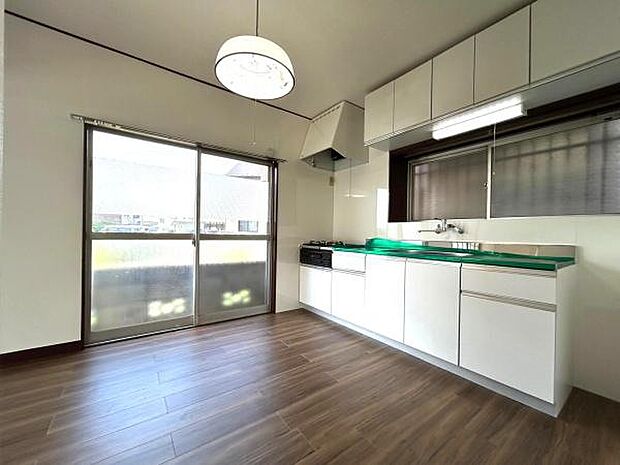 壁向きのキッチンは家事に集中しやすく、空間を広く使えるメリットがあります。