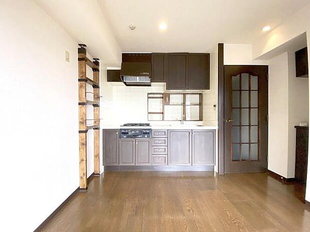 壁向きのキッチンは家事に集中しやすく、空間を広く使えるメリットがあります。