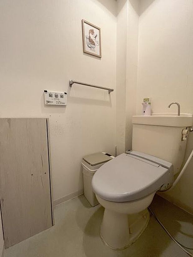 壁リモコンで操作がしやすい温水洗浄便座付きのお手洗い。