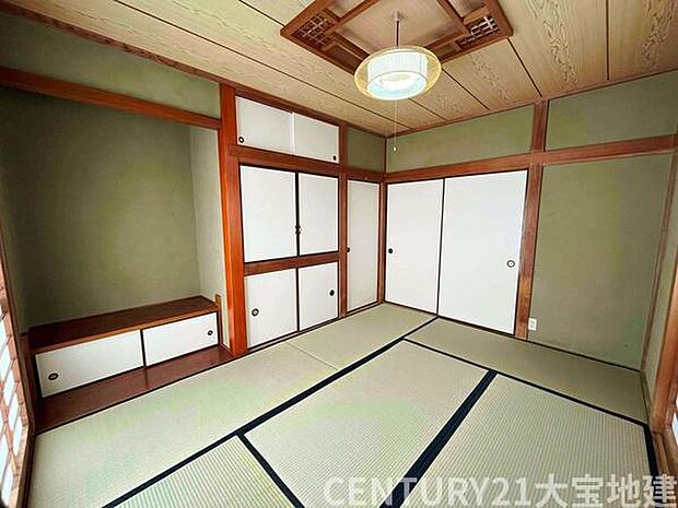 ■1階6帖の和室■床の間や飾り天井のある和室は日本家屋の趣を感じます■来客時のお部屋としてもお使いいただけます