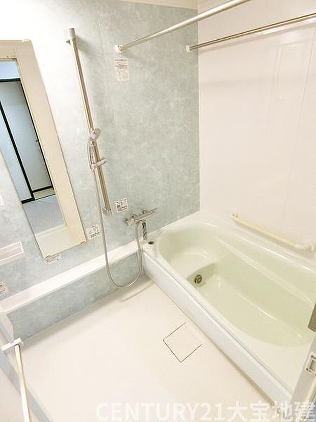 ■カラーアクセントパネルがお洒落なバスルーム■高さを自由自在に調節できるスライドバー付のシャワーフックに、　大きなシャワーヘッドも魅力の一つ■浴槽は半身浴ができるベンチタイプ