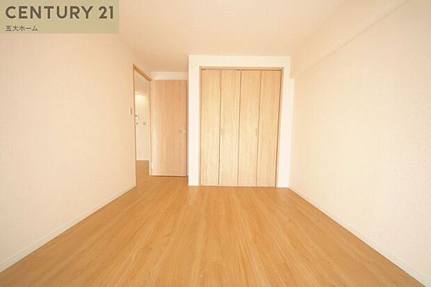 白い壁紙と木目が美しい床のお部屋は明るく落ち着いた雰囲気の印象です。どんな色の家具でも合いますので自分好みの素敵なお部屋にカスタマイズできますね☆