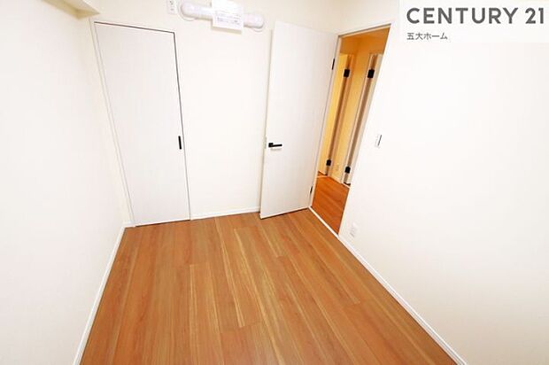 ナチュラルな床色は、様々な家具や色を取り入れやすいため、インテリアコーディネートの幅が広がります☆