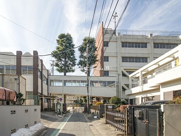 松戸市立小金小学校まで832m、「心身ともに調和のとれた健康な子どもの育成」を教育目標にかかげている小学校です。（令和5年度）