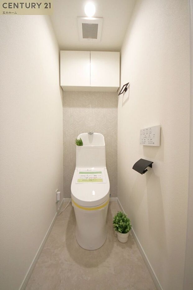 清潔な空間が印象的なトイレ。温水洗浄便座完備なので、冬の寒い時には便座をあたたかくして落ち着けます♪