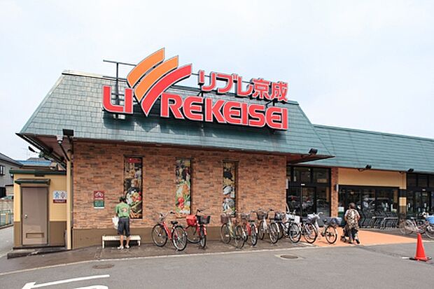 リブレ京成三矢小台店まで750m、9:30~20:30まで営業しているスーパーです。豊富な品揃えで毎日のお買い物に便利です。
