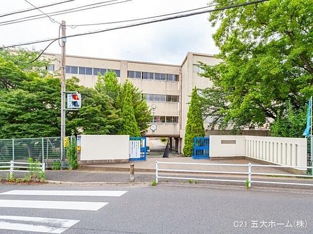 松戸市立柿ノ木台小学校まで550m、「自ら学び　豊かな心を持った　たくましい子の育成」を教育目標に掲げている小学校です。