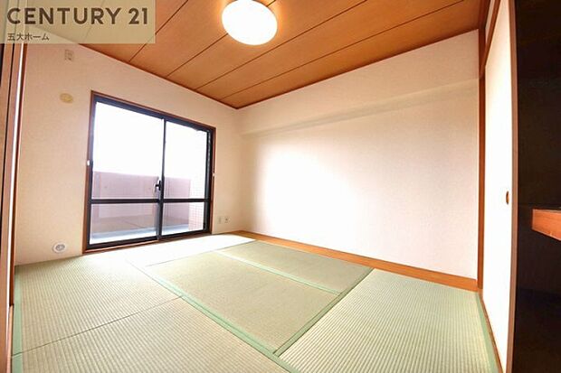 リビング横に隣接した和室はお子様の遊びスペースとしてや、お昼寝をしたりと多目的に使えます。心落ち着く日本ならではの空間ですね！