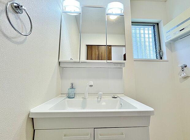 3面鏡、シャワーヘッド、収納を配置した洗面スペースです。朝の身支度に便利です。