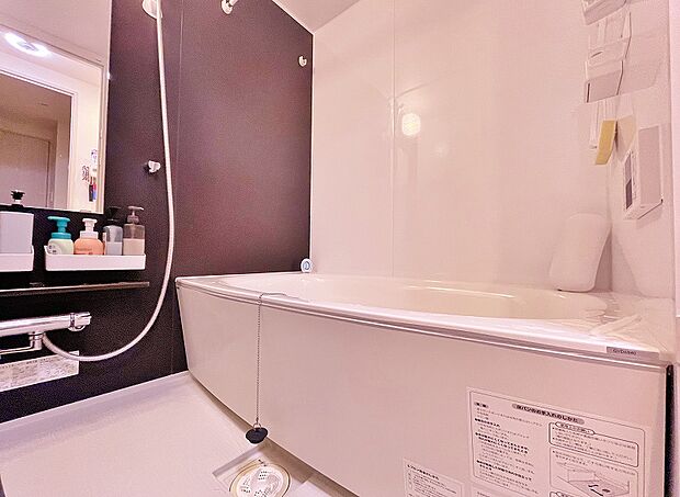 バスルームの四方の壁面にデザインパネルを採用し、浴槽保温材と保温組フタのダブル保温構造で、お湯が冷めにくい仕様です。日々の光熱費を節約します。