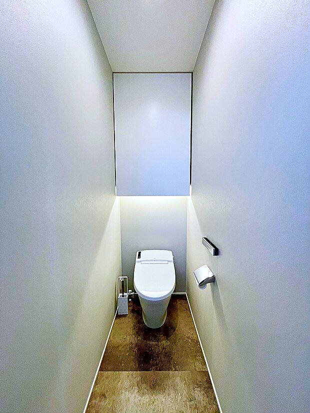 【2階トイレ】間接照明が高級感を漂わせます。(各階にトイレ)