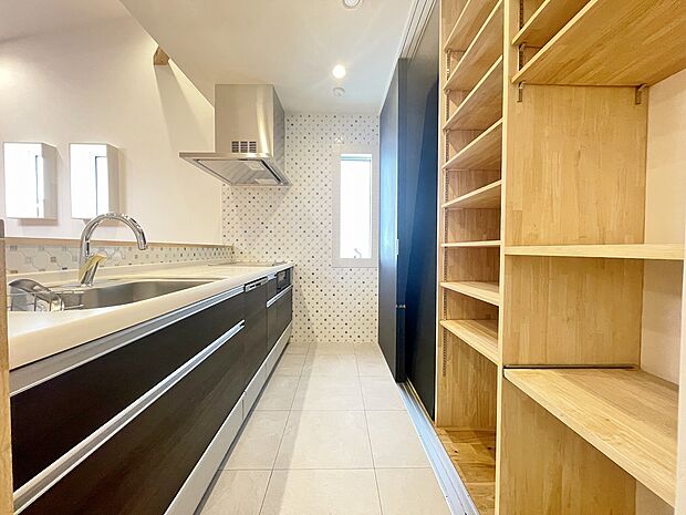 対面式のキッチンは新たにIHコンロを入れ替え。収納棚も背面に設置してあり、会話の広がるキッチンです。