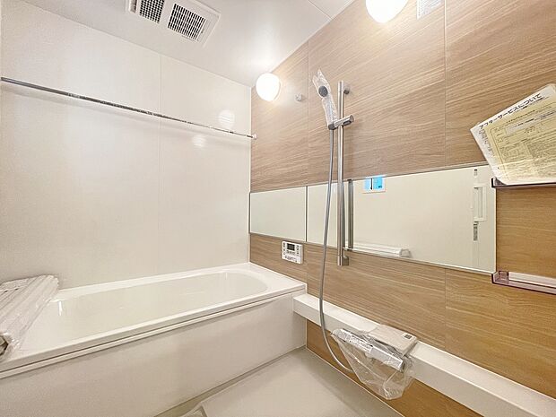 〜一日の疲れを癒す空間〜新規交換された広々1620サイズのバスルームは清潔感のあるカラーのゆったりお寛ぎ頂ける空間です。足を延ばして日々の疲れを癒してください。もちろん、浴室乾燥機も完備！