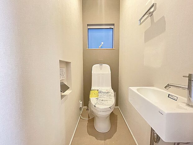 ゆとりをもったトイレの広さ、シンプルなデザインで落ち着いた雰囲気の場所です♪