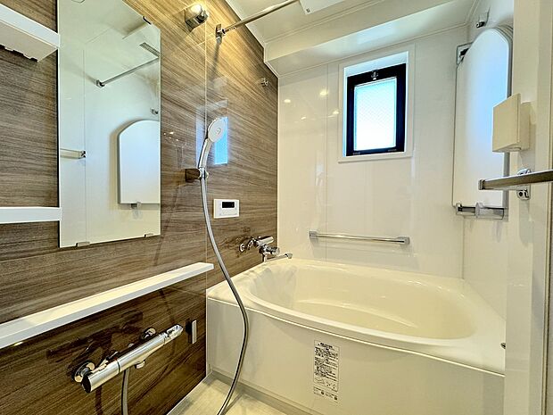 【Bath Room】煌びやかに輝くシルバーのシャワーヘッド、高級感高まる穏やかな配色のアクセントパネルを採用し、一日の疲れを癒す事のできる広々とした浴室換気乾燥暖房付ユニットバスです。